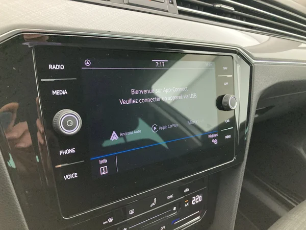 VOLKSWAGEN Passat Variant (2021) — foto 18 van 36