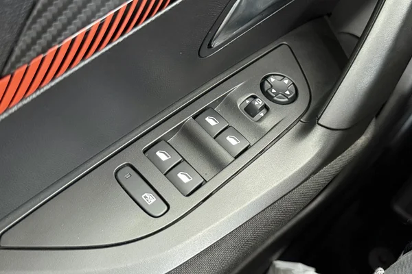 Peugeot E-2008 (2021) — foto 9 van 31