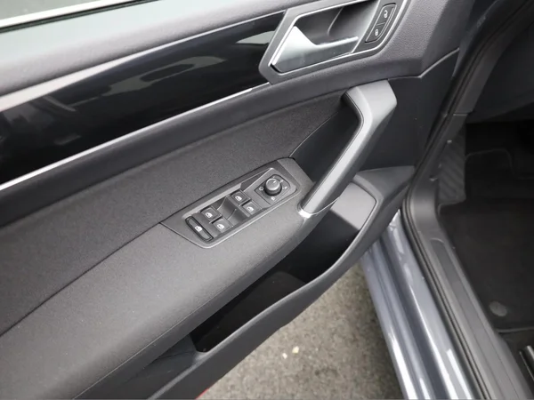 VOLKSWAGEN Touran (2023) — foto 8 van 23