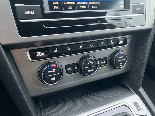 VOLKSWAGEN Passat SW (2020) — foto 13 van 25