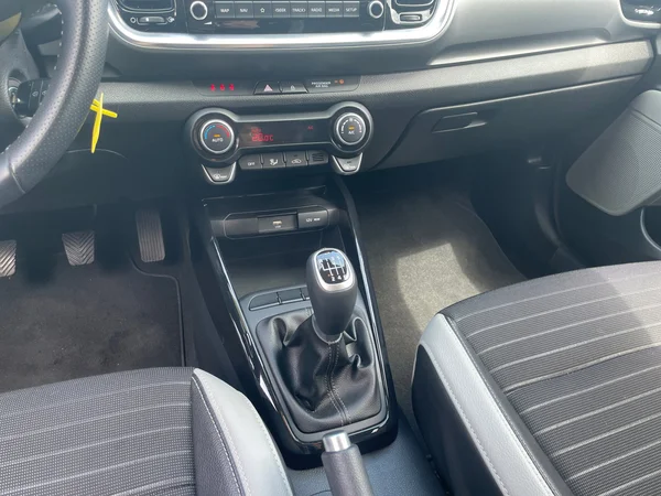 KIA Stonic (2024) — foto 2 van 20