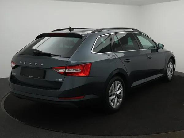 Škoda Superb (2022) — foto 2 van 21