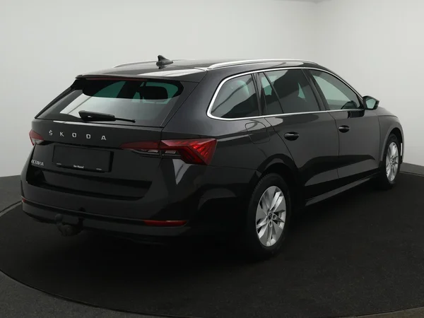 SKODA Octavia Combi (2024) — foto 12 van 27
