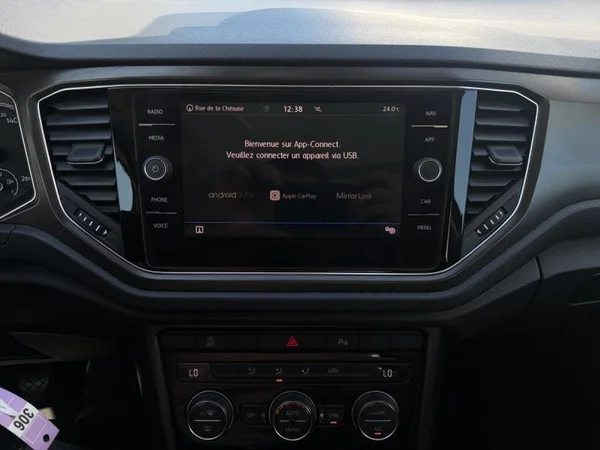 VOLKSWAGEN T-Roc (2019) — foto 13 van 24
