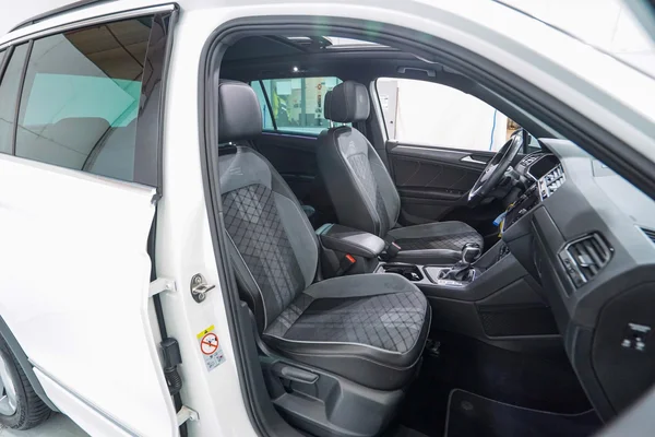 Volkswagen Tiguan (2022) — foto 6 van 47