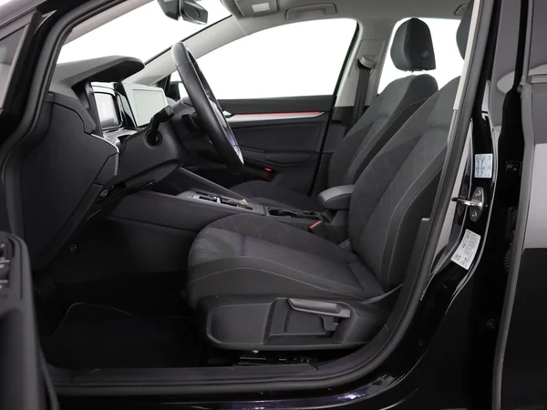 VOLKSWAGEN Golf (2024) — foto 2 van 27