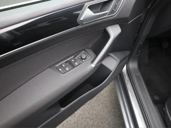 VOLKSWAGEN Touran (2016) — foto 5 van 17