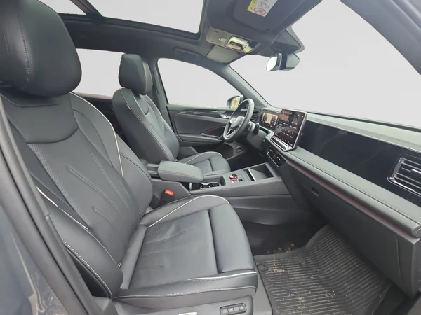 VOLKSWAGEN Tiguan (2025) — foto 7 van 24