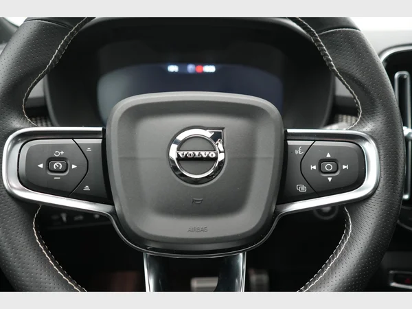 VOLVO XC40 (2021) — foto 2 van 32