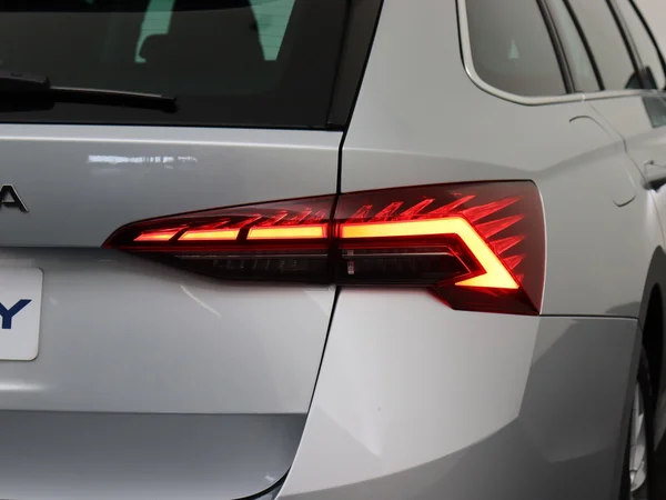 SKODA Octavia Combi (2024) — foto 8 van 19
