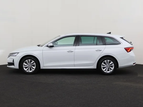 SKODA Octavia Combi (2024) — foto 14 van 19