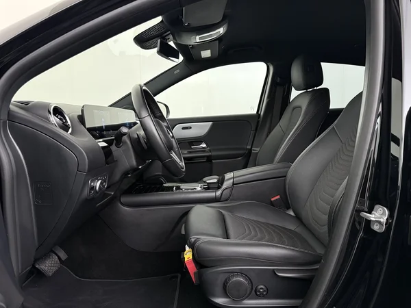 MERCEDES GLA 180 (2023) — foto 2 van 29