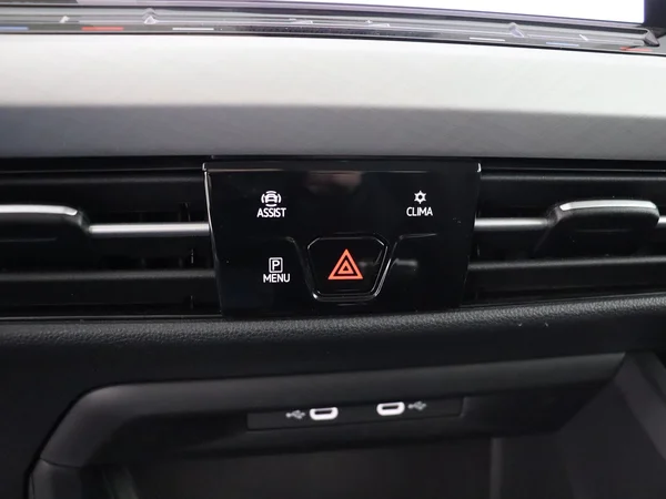 VOLKSWAGEN Golf (2024) — foto 18 van 28