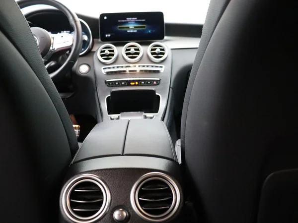 Mercedes-Benz GLC (2022) — foto 8 van 26