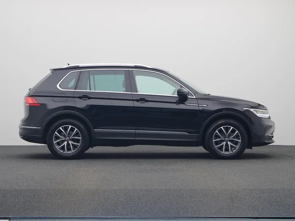 VOLKSWAGEN Tiguan (2023) — foto 2 van 20