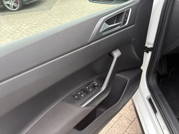 VOLKSWAGEN Polo (2023) — foto 3 van 21