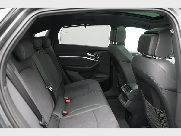 AUDI SQ8 e-tron Sportback (2023) — foto 10 van 31