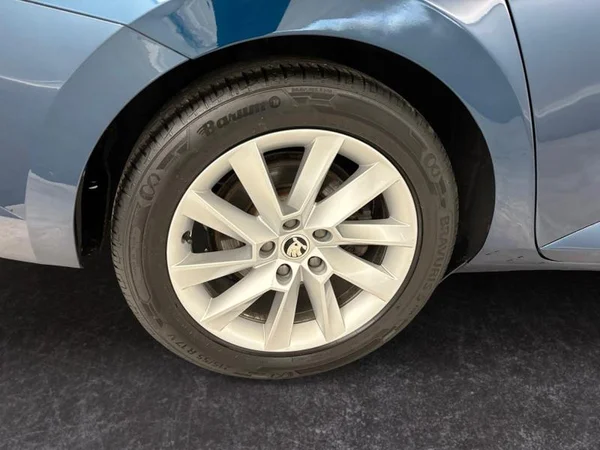 SKODA Superb Combi Dsl (2019) — foto 17 van 17