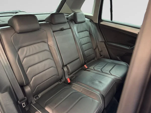 VOLKSWAGEN Tiguan (2018) — foto 11 van 24