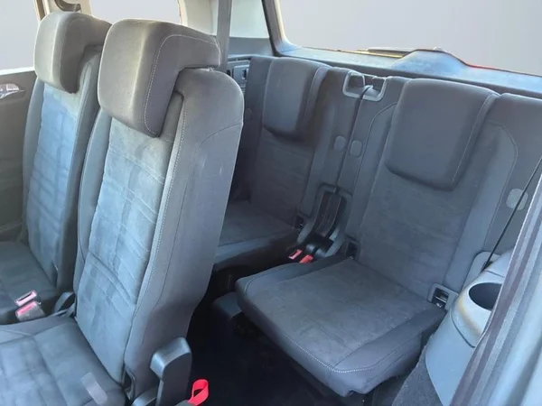 VOLKSWAGEN Touran (2023) — foto 6 van 23