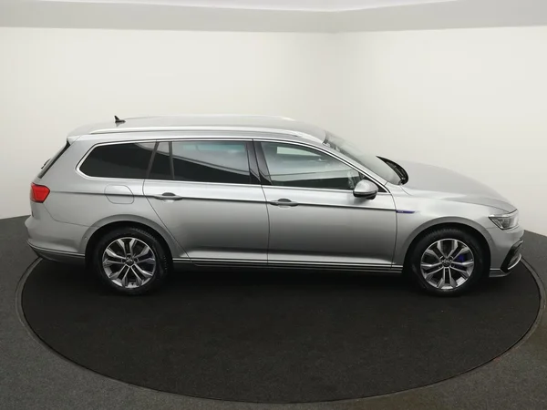 VOLKSWAGEN Passat Variant GTE (2022) — foto 23 van 30