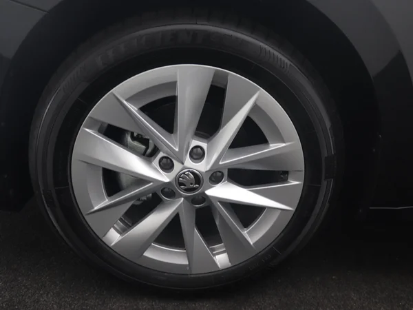 SKODA Octavia Combi (2024) — foto 20 van 33