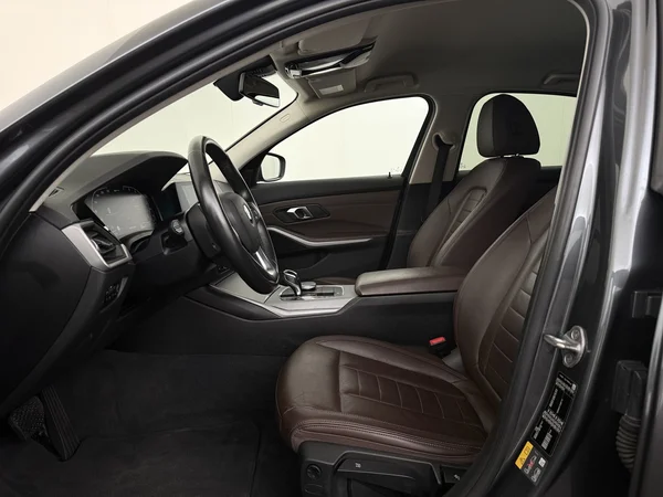 BMW 330 (2020) — foto 2 van 30