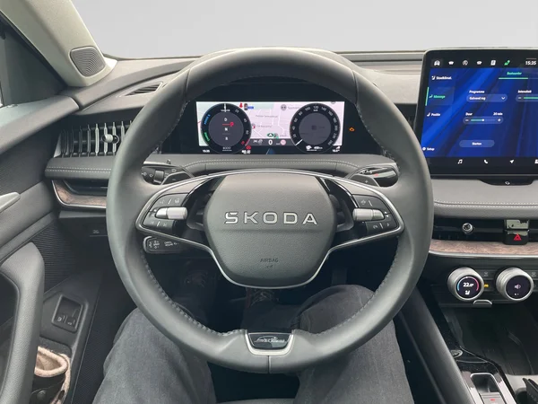 SKODA Superb Combi PHEV (2025) — foto 4 van 14
