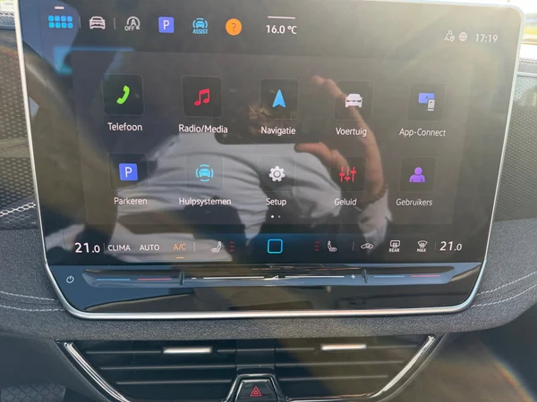 VOLKSWAGEN Passat SW (2024) — foto 13 van 22