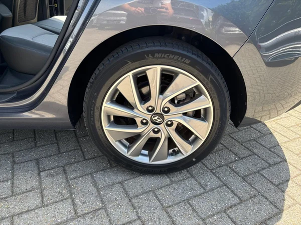 HYUNDAI i30 Fastback (2020) — foto 17 van 24
