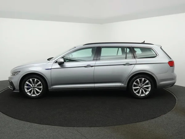 VOLKSWAGEN Passat Variant GTE (2022) — foto 31 van 31