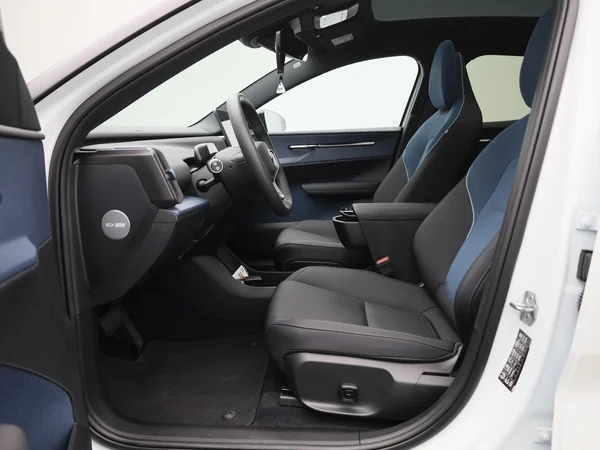 Volvo EX30 (2024) — foto 2 van 43