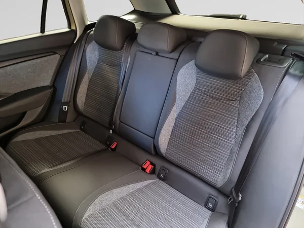 SKODA Superb Combi PHEV (2025) — foto 3 van 16