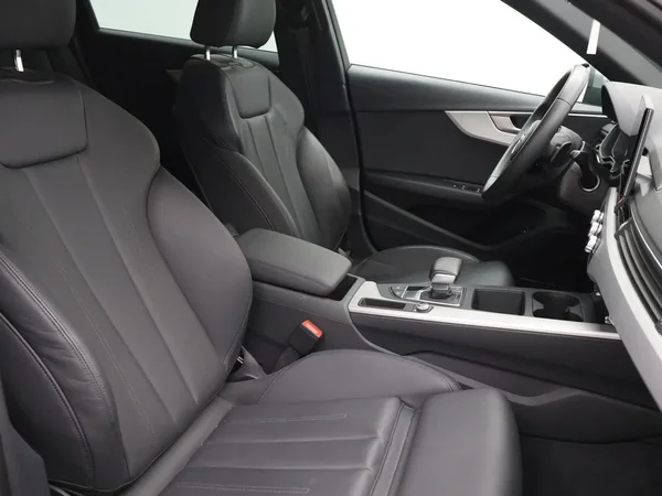 Audi A4 (2023) — foto 9 van 26