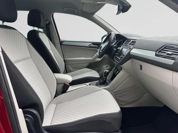 VOLKSWAGEN Tiguan (2016) — foto 3 van 16