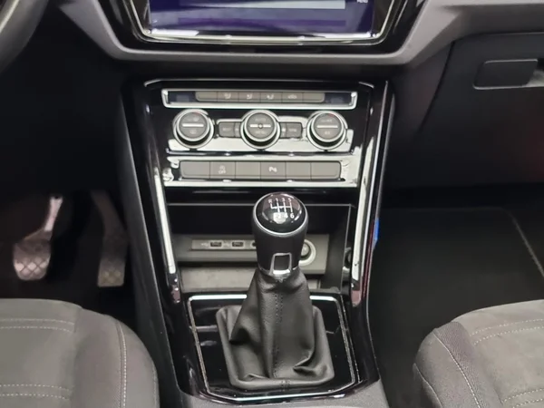 VOLKSWAGEN Touran (2019) — foto 4 van 23