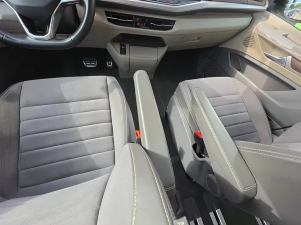 VOLKSWAGEN Multivan T7 (2023) — foto 3 van 24