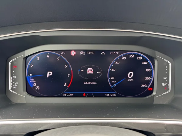 VOLKSWAGEN Tiguan (2021) — foto 4 van 24