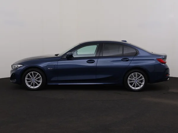 BMW 320 (2023) — foto 12 van 33