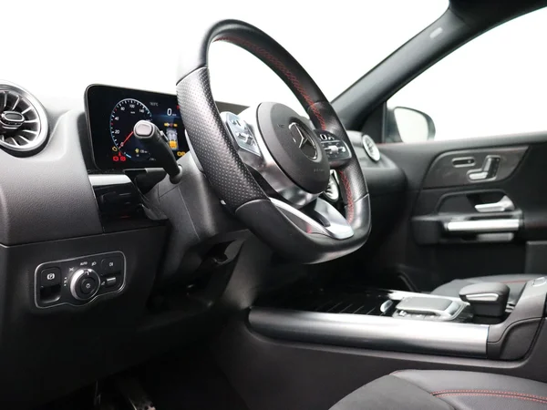 Mercedes-Benz GLA (2022) — foto 3 van 30