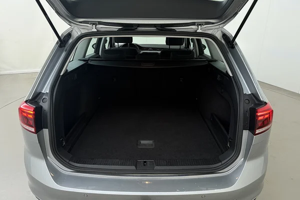 Volkswagen Passat SW (2023) — foto 13 van 17