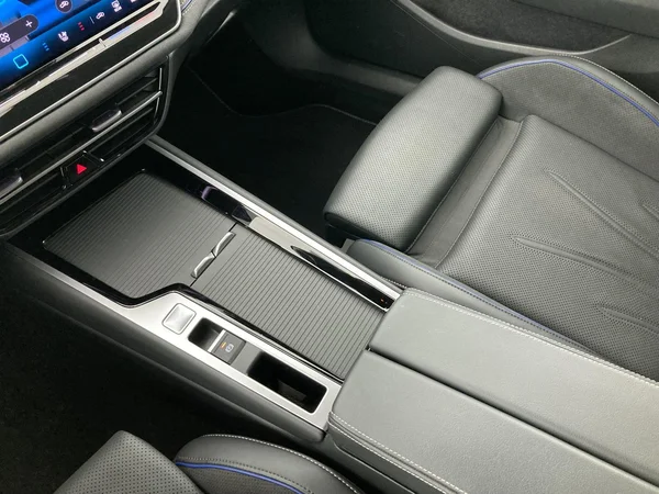 VOLKSWAGEN Passat SW (2024) — foto 20 van 36