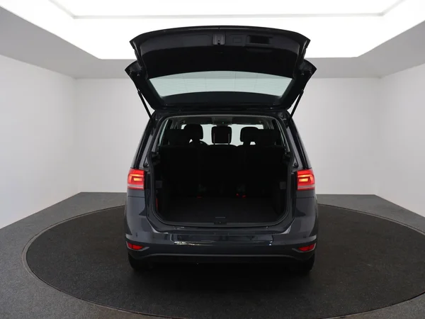 VOLKSWAGEN Touran (2023) — foto 16 van 25