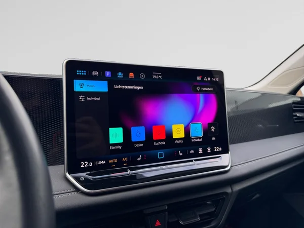 VOLKSWAGEN Tiguan (2024) — foto 13 van 24