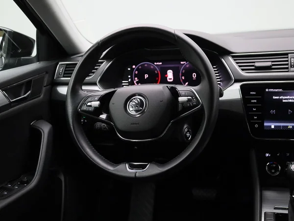 Škoda Superb (2022) — foto 4 van 43
