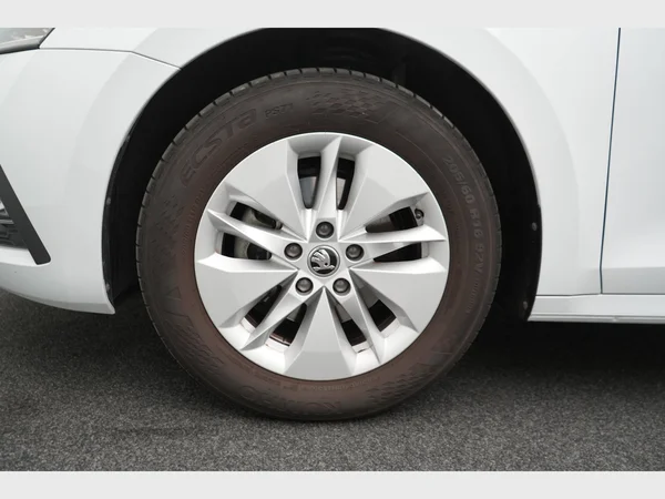 SKODA Octavia Combi (2024) — foto 29 van 29