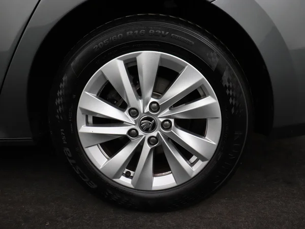 SKODA Octavia Combi (2024) — foto 15 van 19