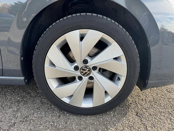 VOLKSWAGEN Golf VIII SW (2024) — foto 4 van 19