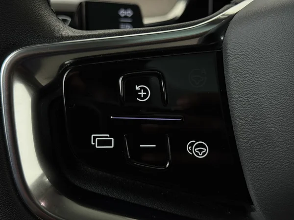 VOLVO EX90 (2025) — foto 9 van 32