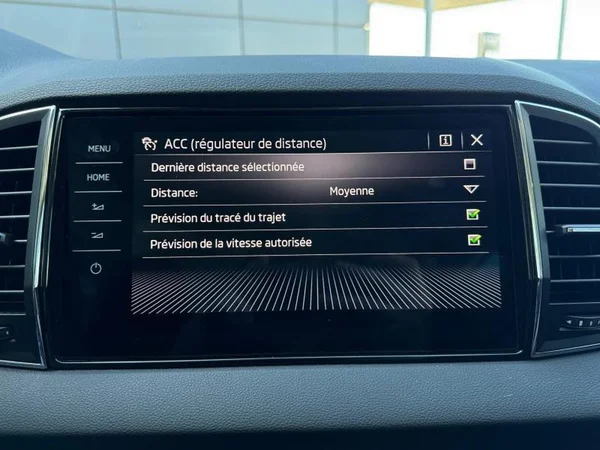 SKODA Karoq Dsl (2023) — foto 15 van 32